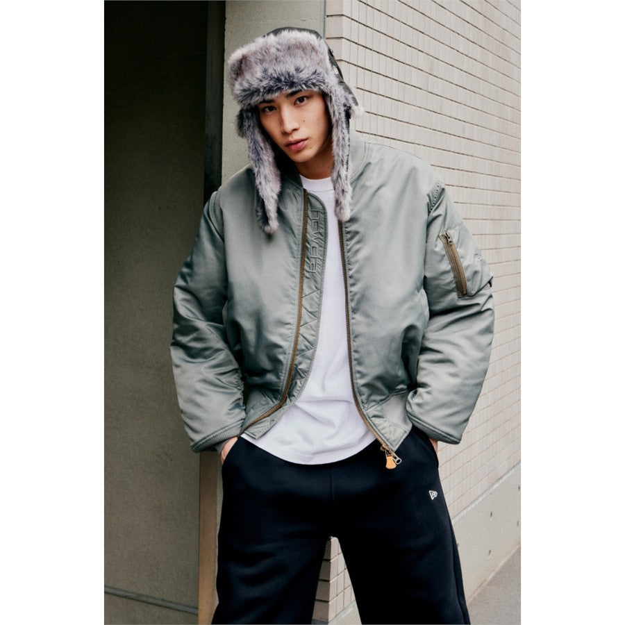 NEW ERA ナイロン ボンバージャケット レザーパッチ MA-1 オリーブ モデル着用 15129334