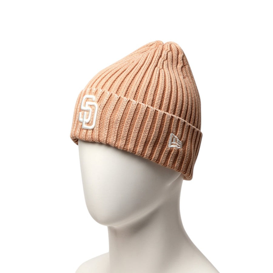 NEW ERA リブ カフニット MLB Italian Wash サンディエゴ・パドレス ニットキャップ ベージュ マネキン着用 左斜め 15119607