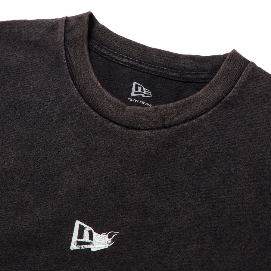 NEW ERA 長袖 ウォッシュド コットン Tシャツ The Flame ブラック フロント上部詳細 15129337