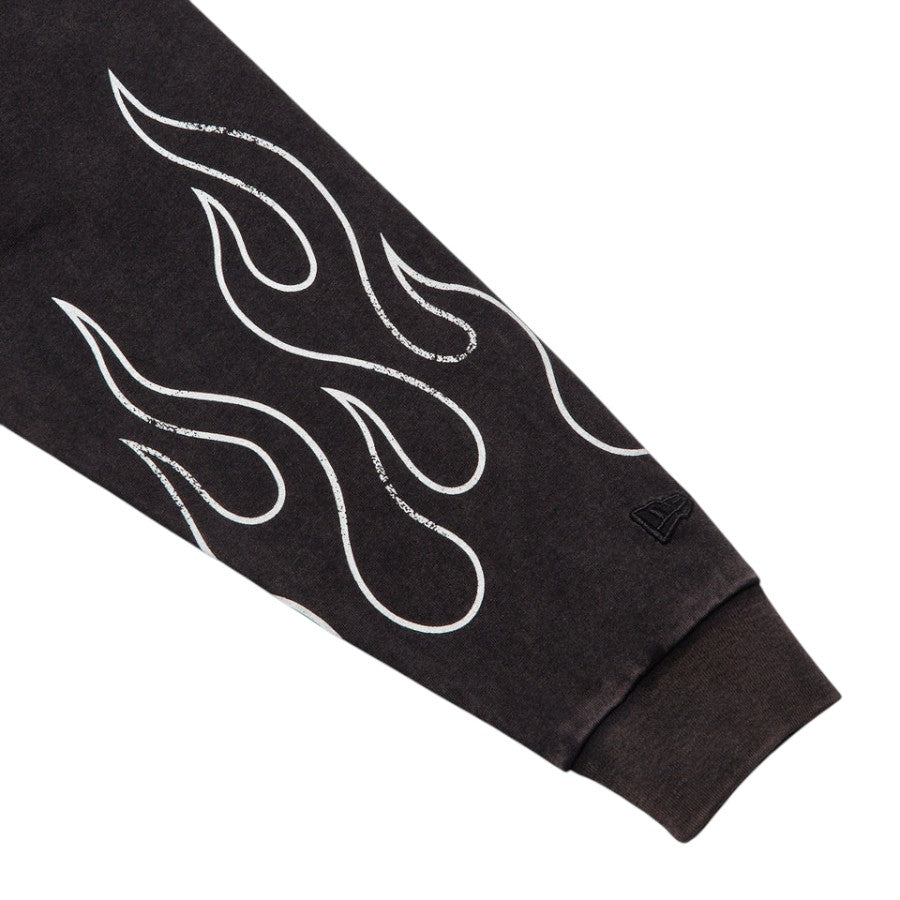 NEW ERA 長袖 ウォッシュド コットン Tシャツ The Flame ブラック 袖ファイヤープリント詳細 15129337