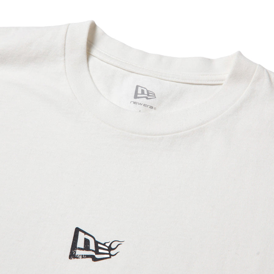 NEW ERA 長袖 ウォッシュド コットン Tシャツ The Flame オフホワイト フロント上部詳細 15129336