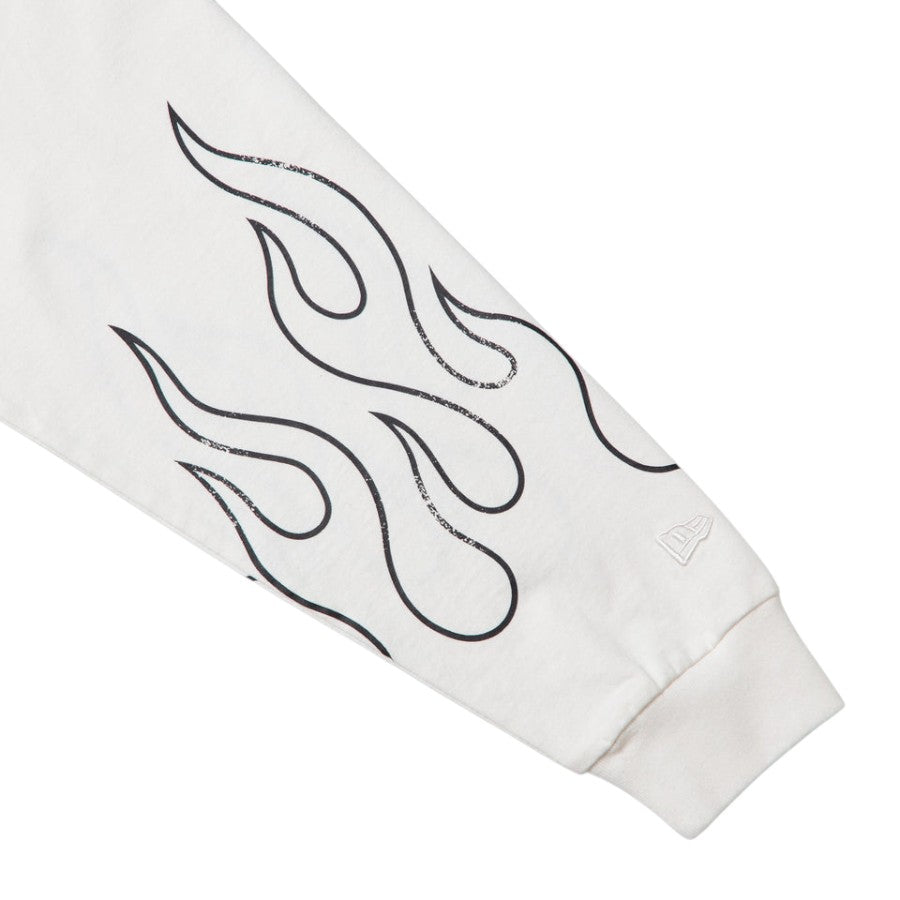NEW ERA 長袖 ウォッシュド コットン Tシャツ The Flame オフホワイト 袖ファイヤープリント詳細 15129336