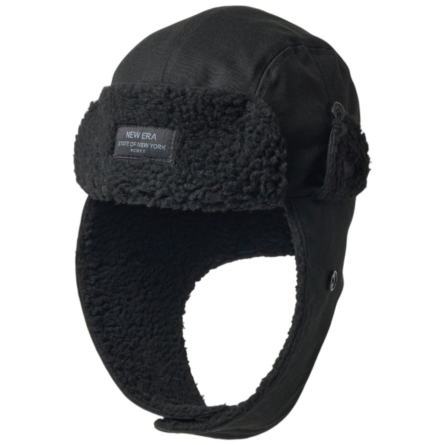 NEW ERA トラッパー Black Patch キャップ ブラック 左斜め向き イヤーフラップを顎で留めた状態 15136881