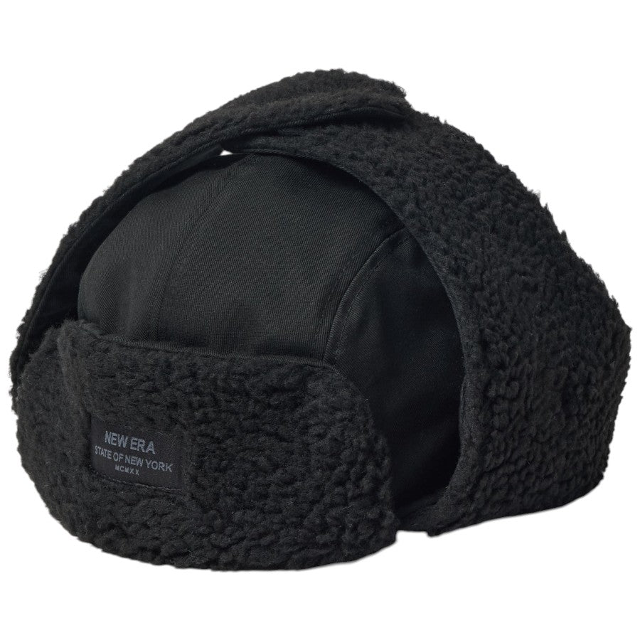 NEW ERA トラッパー Black Patch キャップ ブラック 左斜め向き イヤーフラップを畳んだ状態 15136881