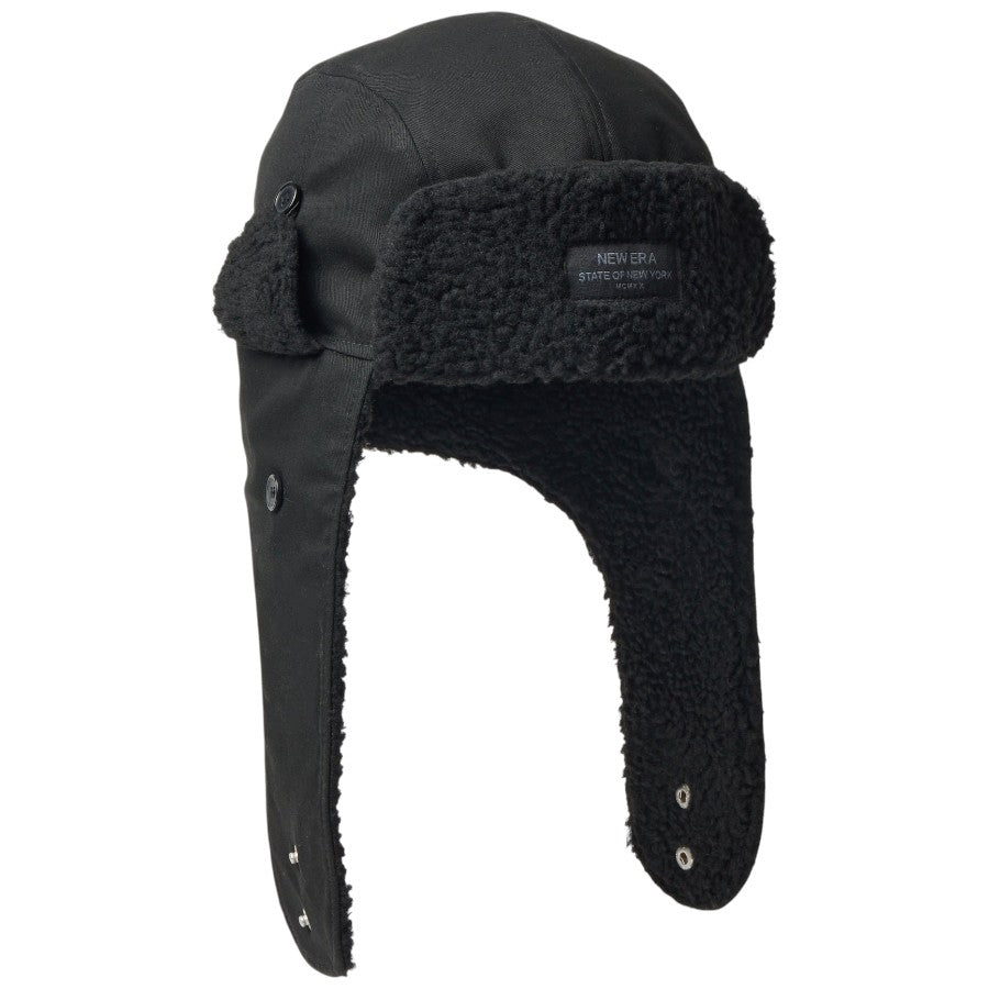 NEW ERA トラッパー Black Patch キャップ ブラック 右斜め向き イヤーフラップを垂らした状態 15136881