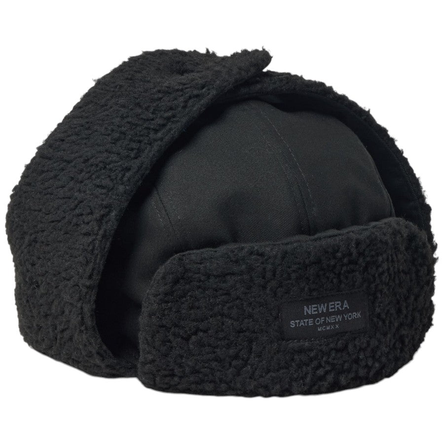 NEW ERA トラッパー Black Patch キャップ ブラック 右斜め向き イヤーフラップを畳んだ状態 15136881