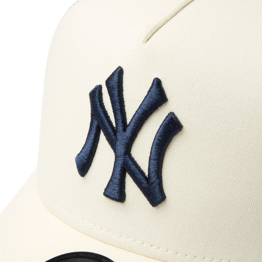 NEW ERA 9FORTY A-Frame トラッカー ヤンキース クロームホワイト フロントロゴ刺繍
