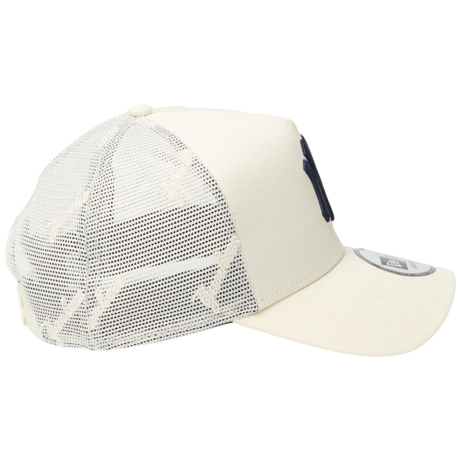 NEW ERA 9FORTY A-Frame トラッカー ヤンキース クロームホワイト 右向き画像