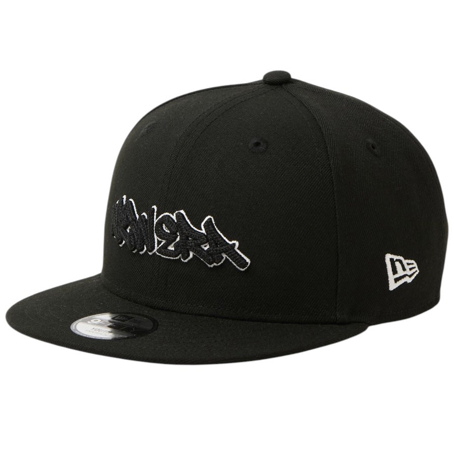 NEW ERA キッズ Youth 9FIFTY Tagging Logo スナップバック キャップ ブラック 左斜め向き 15124946
