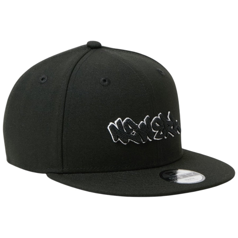 NEW ERA キッズ Youth 9FIFTY Tagging Logo スナップバック キャップ ブラック 右斜め向き 15124946