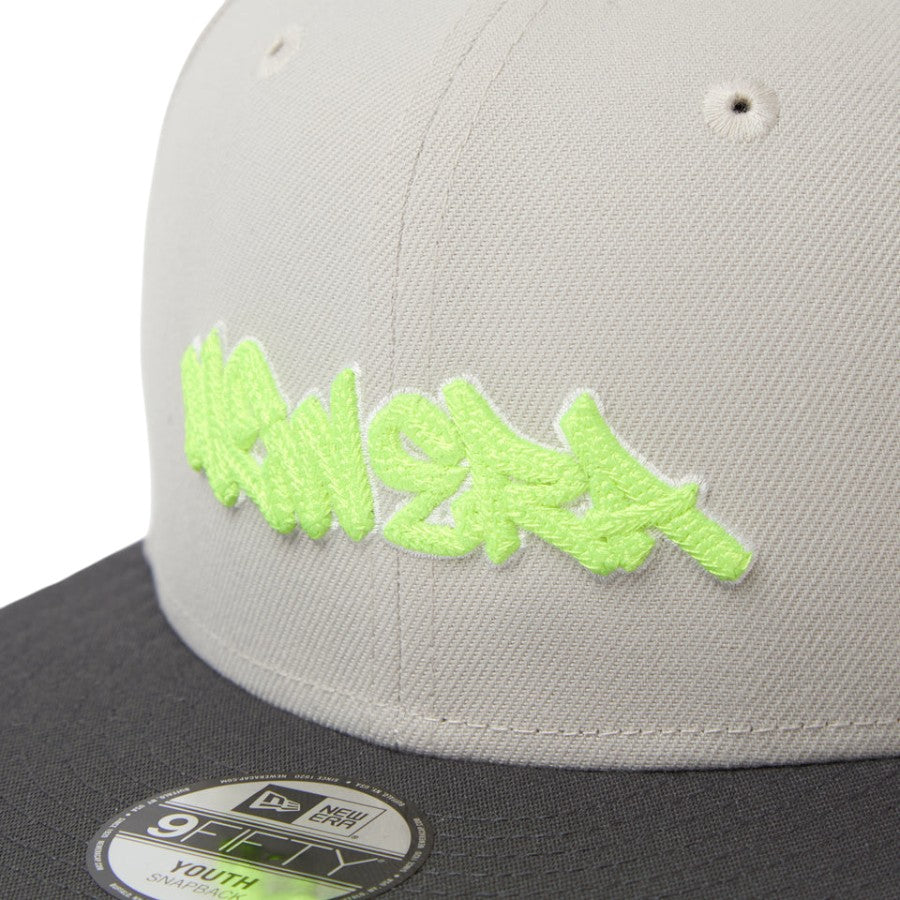 NEW ERA キッズ Youth 9FIFTY Tagging Logo スナップバック キャップ ストーン/グラファイト フロントロゴ刺繍詳細 15124945