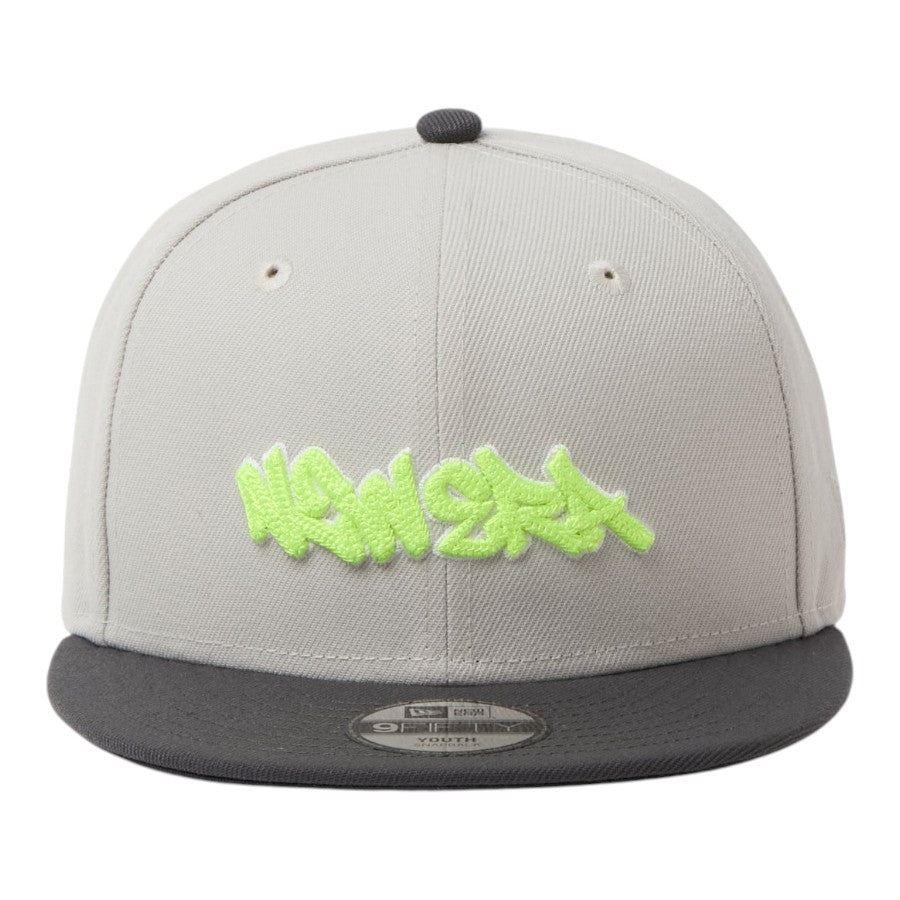 NEW ERA キッズ Youth 9FIFTY Tagging Logo スナップバック キャップ ストーン/グラファイト 正面 15124945