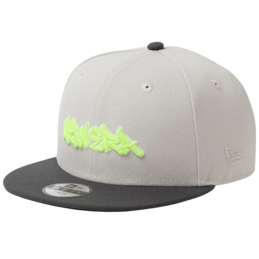 NEW ERA キッズ Youth 9FIFTY Tagging Logo スナップバック キャップ ストーン/グラファイト 左斜め向き 15124945