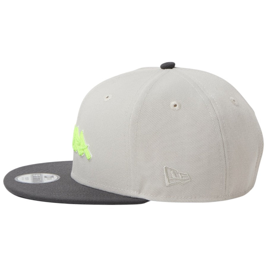 NEW ERA キッズ Youth 9FIFTY Tagging Logo スナップバック キャップ ストーン/グラファイト 左向き NEフラッグロゴ刺繍 15124945