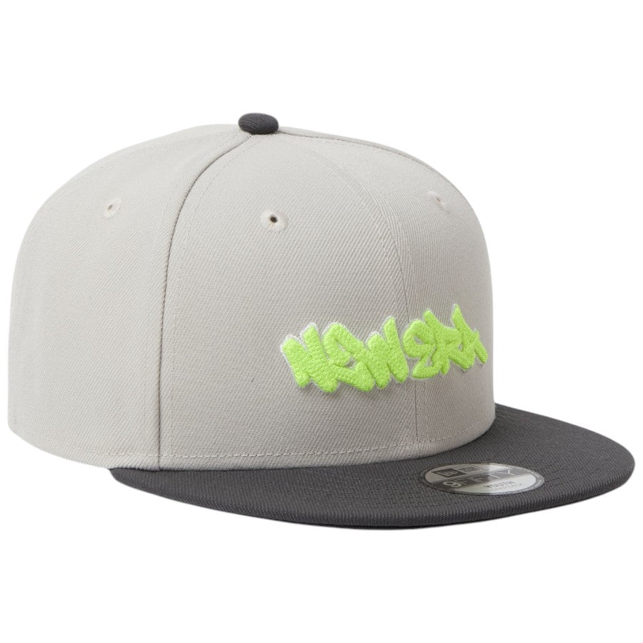 NEW ERA キッズ Youth 9FIFTY Tagging Logo スナップバック キャップ ストーン/グラファイト 右斜め向き 15124945