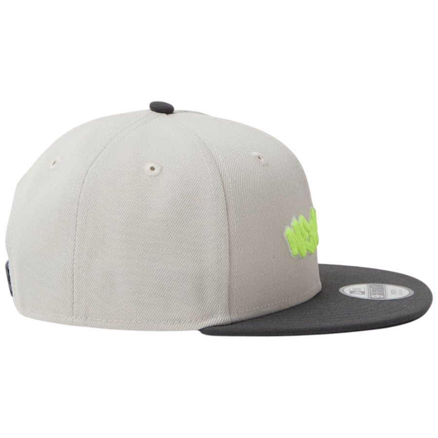 NEW ERA キッズ Youth 9FIFTY Tagging Logo スナップバック キャップ ストーン/グラファイト 右向き 15124945