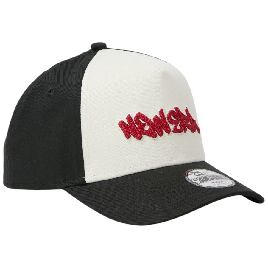 NEW ERA Youth 9FORTY A-Frame Tagging Logo キッズ キャップ クローム/ブラック 右斜め向き 15124983