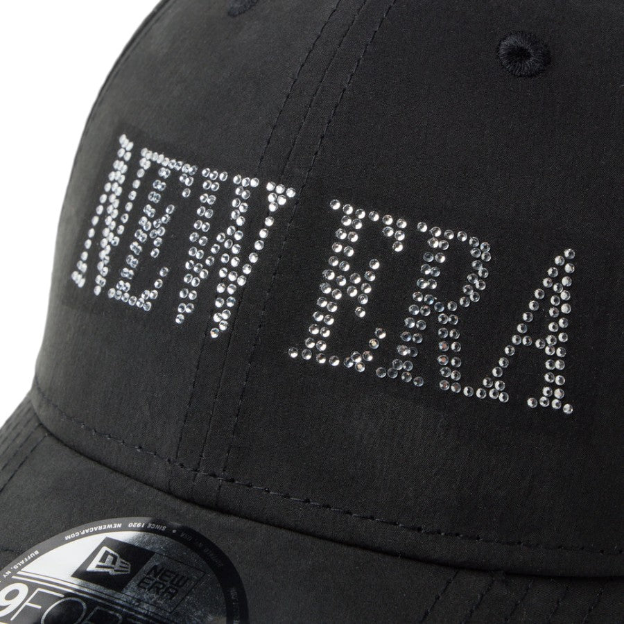NEW ERA ラインストーンロゴ フロントディテール