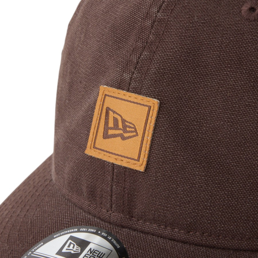 NEW ERA 9THIRTY フラッグロゴ ウーブンパッチ ブラウンスエード ロゴ詳細