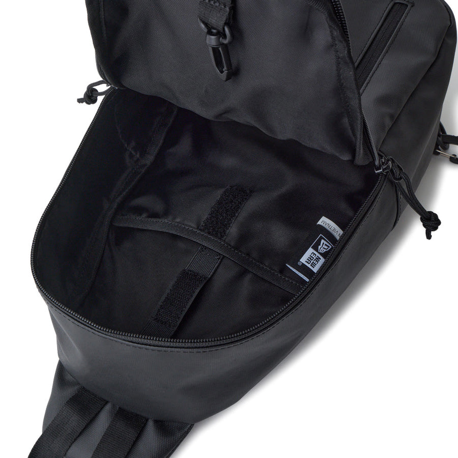 NEW ERA ボディバッグ メインポケット開放