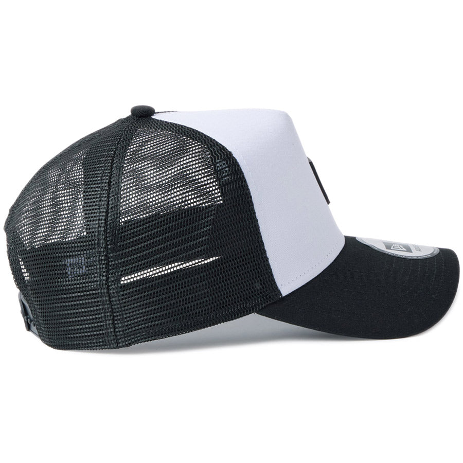 NEW ERA（ニューエラ）9FORTY A-Frame トラッカー Flag Logo ラバーパッチ Rubber Patch キャップ ホワイト / ブラック 14744927 / 14744928