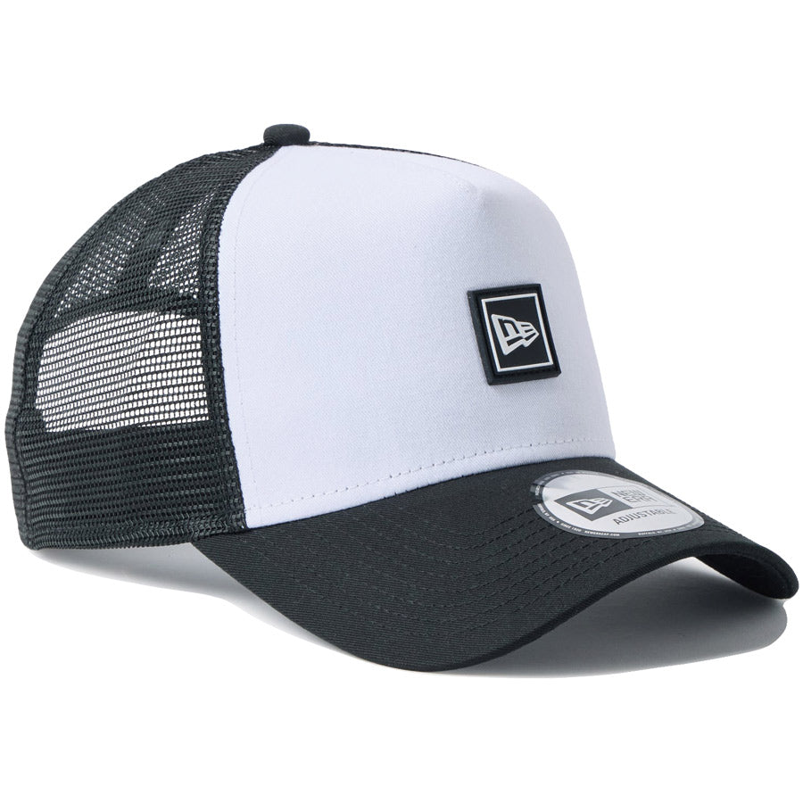 NEW ERA（ニューエラ）9FORTY A-Frame トラッカー Flag Logo ラバーパッチ Rubber Patch キャップ ホワイト / ブラック 14744927 / 14744928