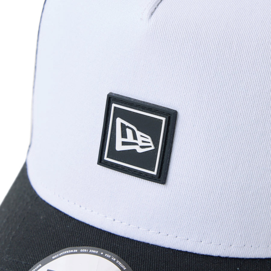 NEW ERA（ニューエラ）9FORTY A-Frame トラッカー Flag Logo ラバーパッチ Rubber Patch キャップ ホワイト / ブラック 14744927 / 14744928