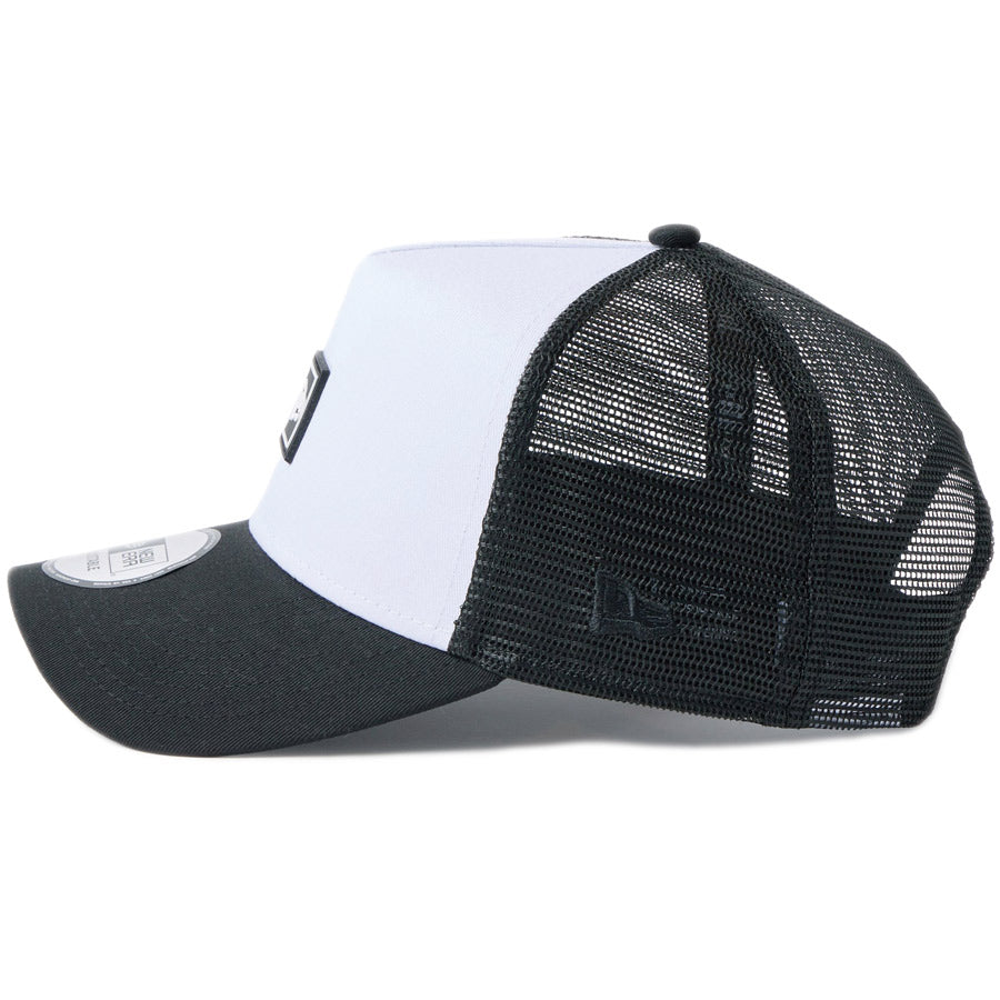 NEW ERA（ニューエラ）9FORTY A-Frame トラッカー Flag Logo ラバーパッチ Rubber Patch キャップ ホワイト / ブラック 14744927 / 14744928