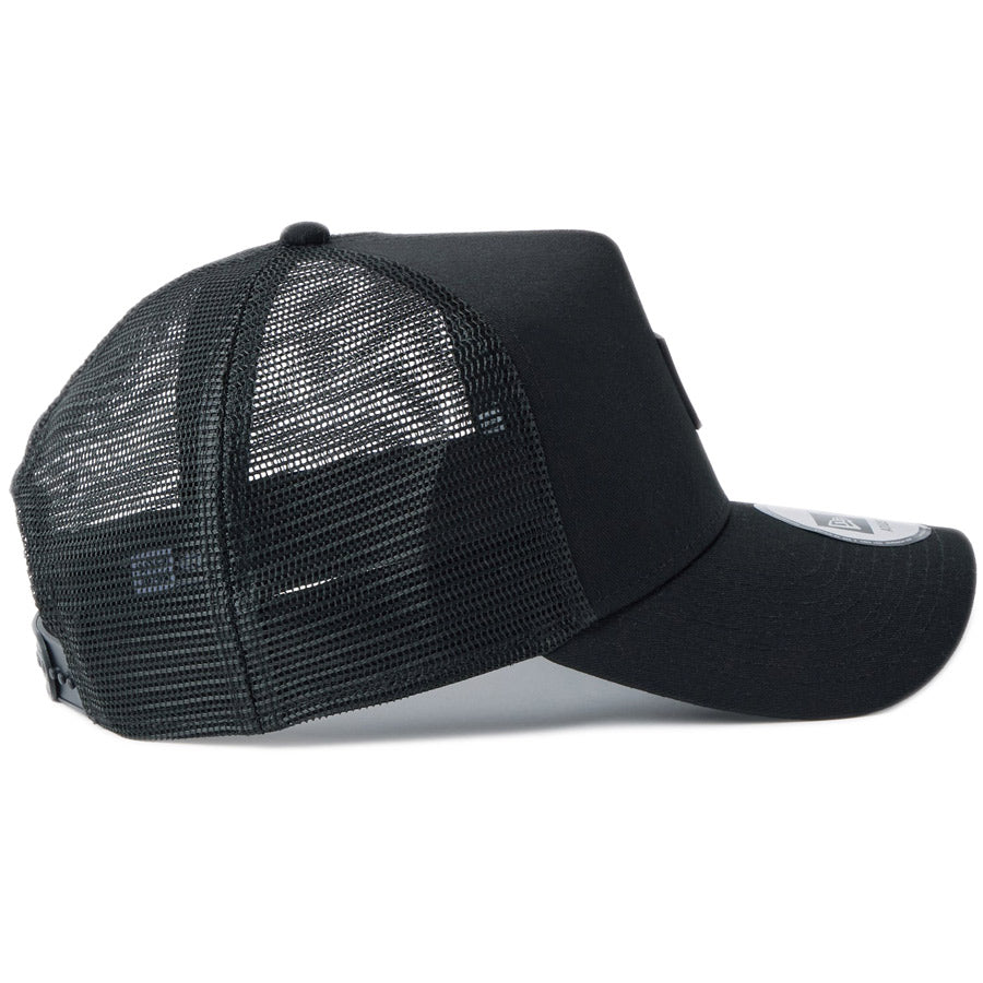 NEW ERA（ニューエラ）9FORTY A-Frame トラッカー Flag Logo ラバーパッチ Rubber Patch キャップ ホワイト / ブラック 14744927 / 14744928