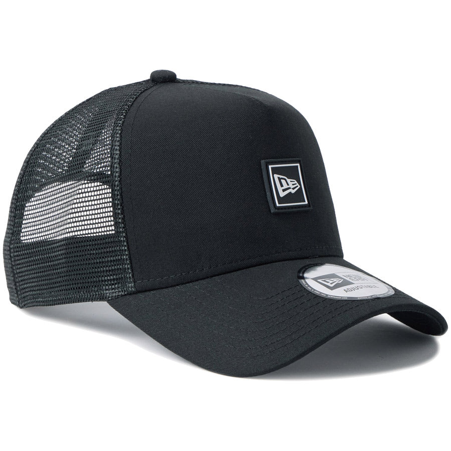 NEW ERA（ニューエラ）9FORTY A-Frame トラッカー Flag Logo ラバーパッチ Rubber Patch キャップ ホワイト / ブラック 14744927 / 14744928