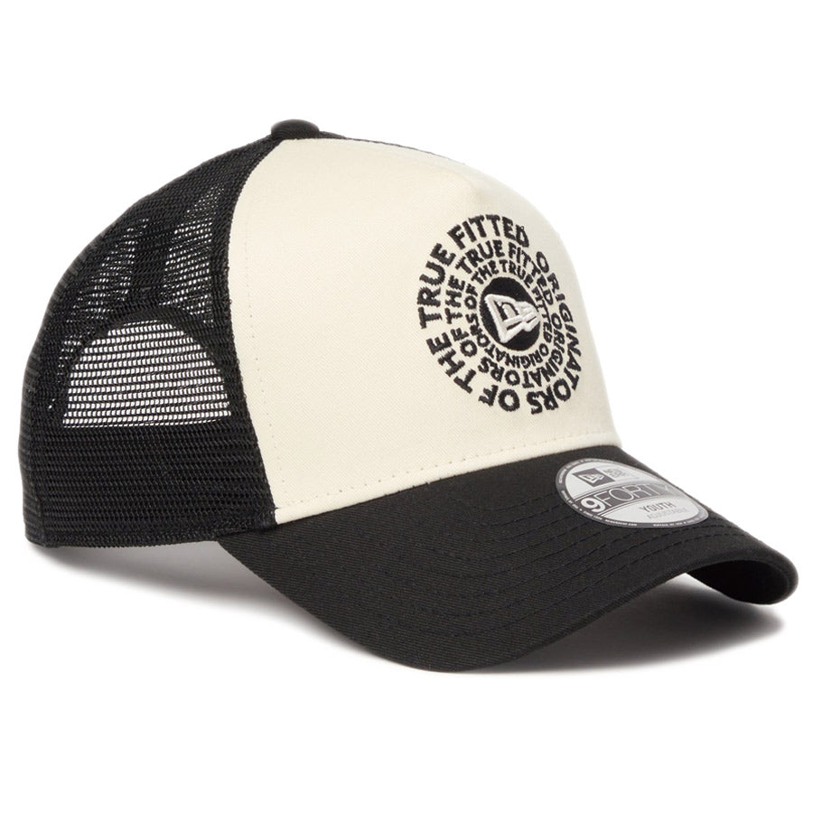 NEW ERA キッズ 9FORTY トラッカー クロームホワイト ブラック 右斜め