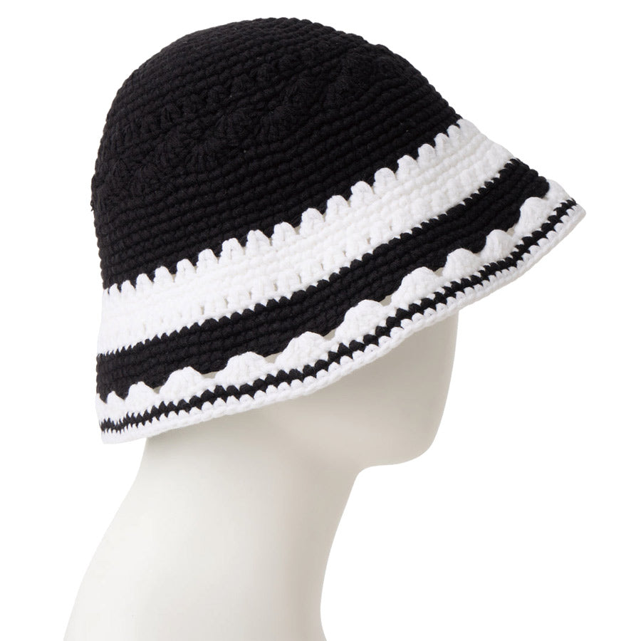 NEW ERA ブラックホワイト マネキン着用 右側面