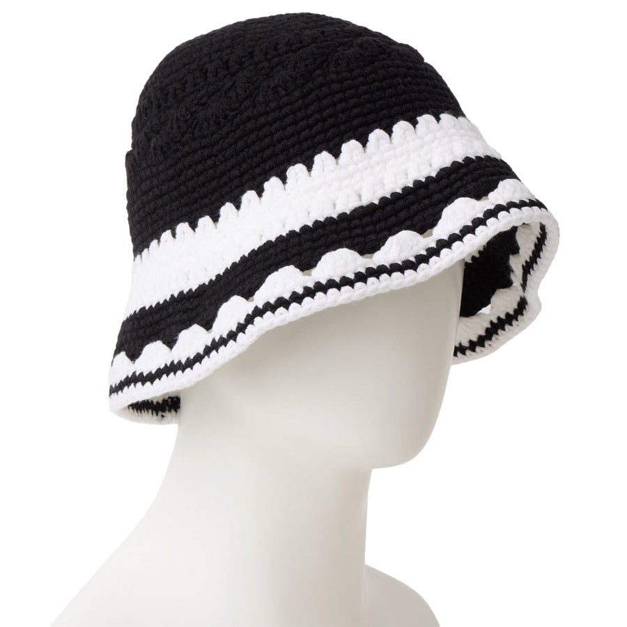 NEW ERA ブラックホワイト マネキン着用 右斜め