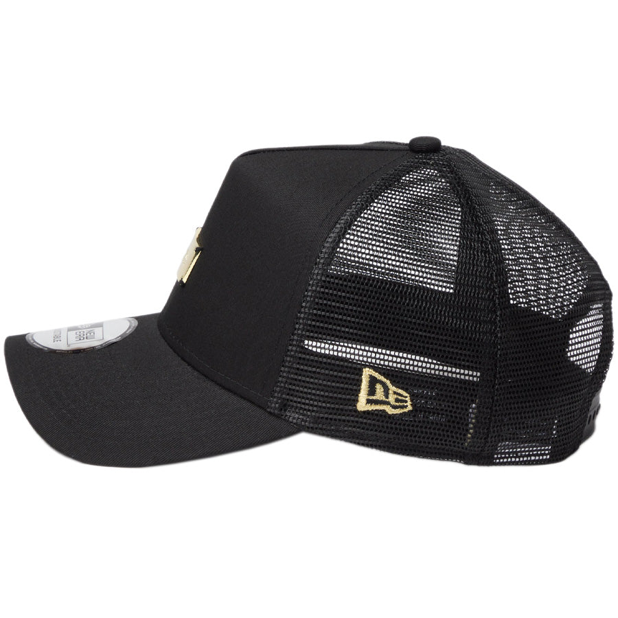NEW ERA メタリックフラッグロゴ刺繍 ブラック ゴールド 左側面