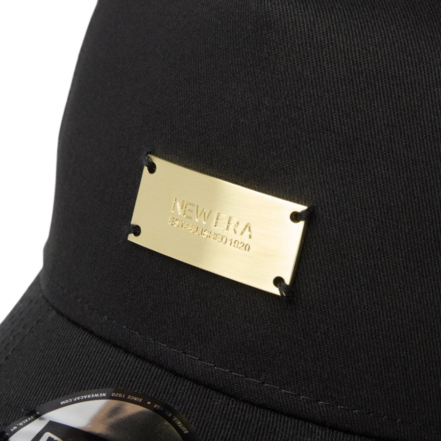 NEW ERA Metal Plate メタルロゴディテール ブラック ゴールド