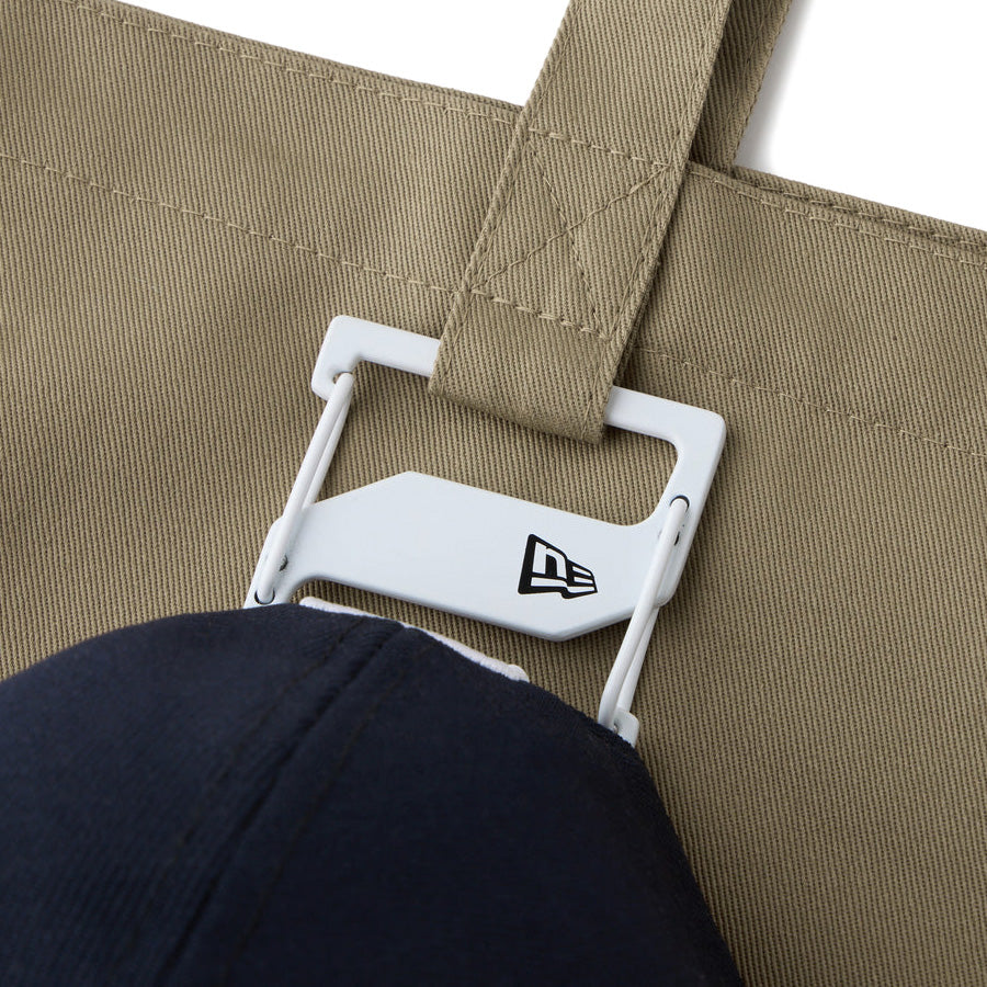 NEW ERA トートバッグ Cap Clip Mini装着例 カーキ