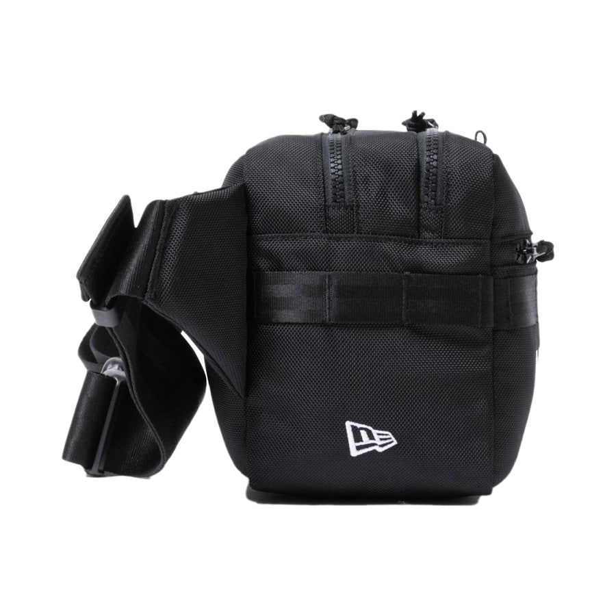 NEW ERA ウエストバッグ ブラック プリントロゴ 右向き