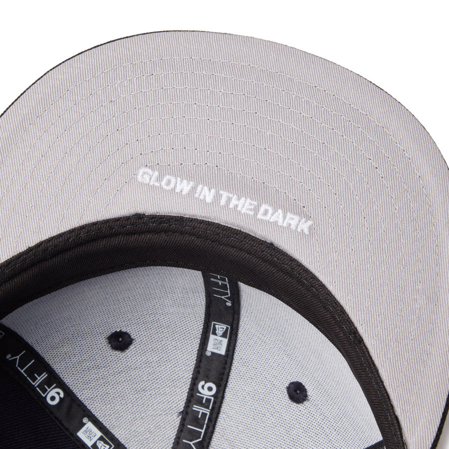 NEW ERA（ニューエラ） Glow in the Dark ロゴ刺繍 つば裏 ディテール