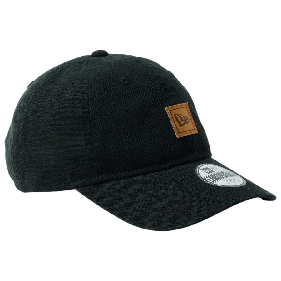 NEW ERA キャップ ブラック 右斜めスタイル