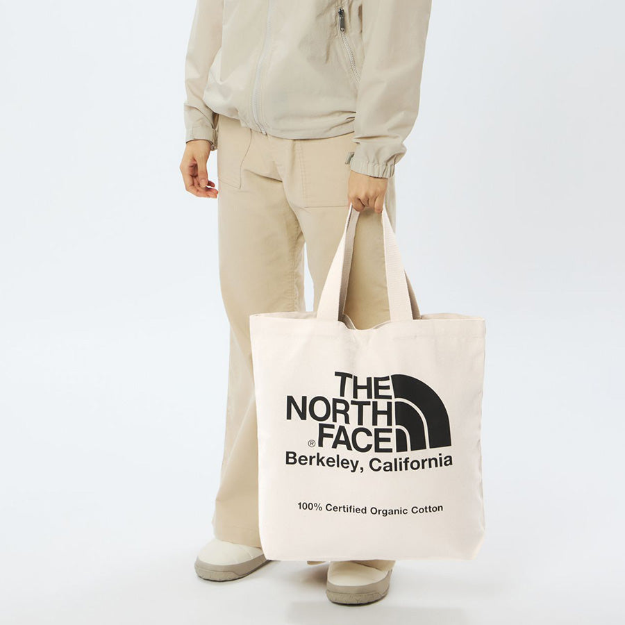 THE NORTH FACE オーガニックコットントート 着用イメージ