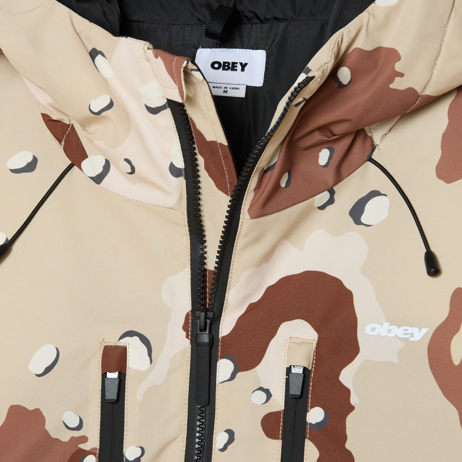 OBEY NOCTRAX PUFFER パファージャケット デザートカモ フロントファスナー 左胸OBEYロゴ刺繍詳細 121800634-26F