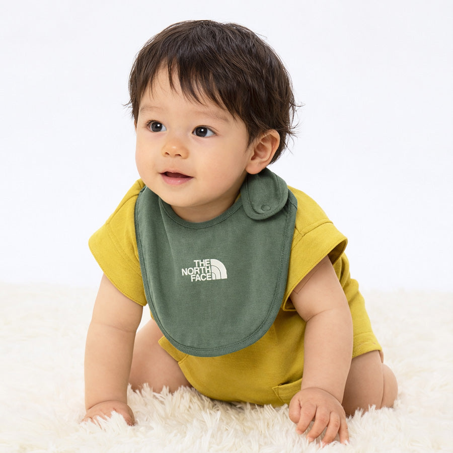 THE NORTH FACE（ザ・ノース・フェイス）ベビー ビブ ダックグリーン モデル着用 NNB22513