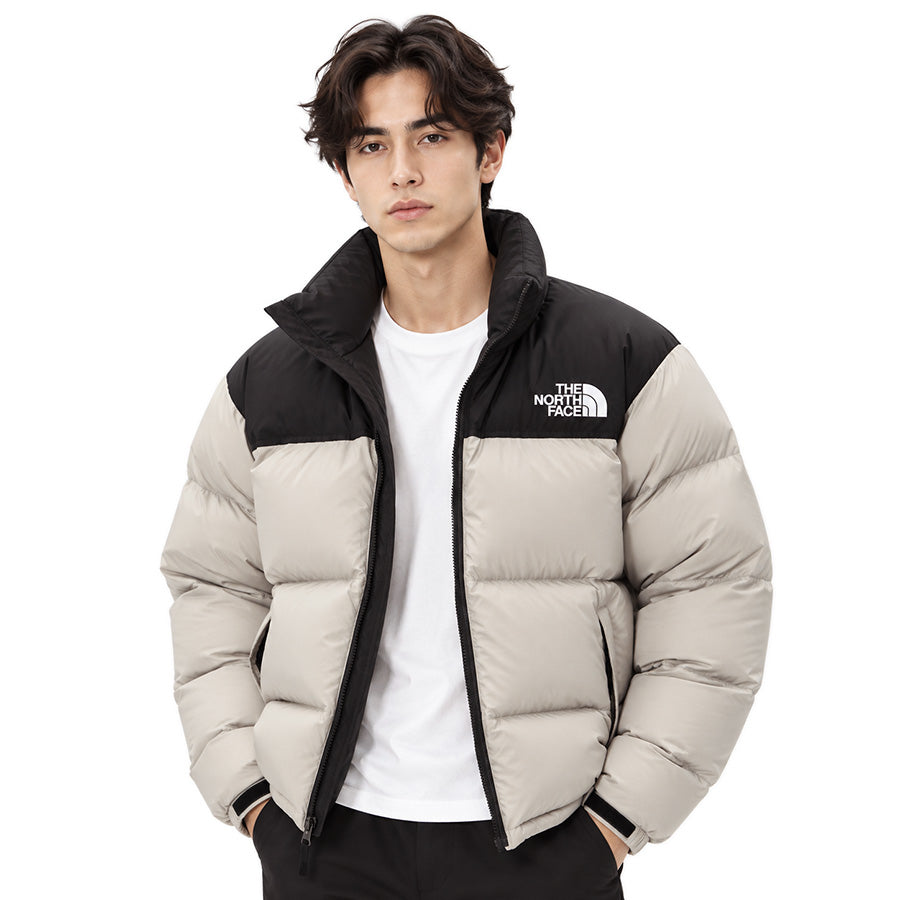 THE NORTH FACE ヌプシジャケット フォッシルアイボリー×ブラック モデル着用 上半身 正面 ND92555