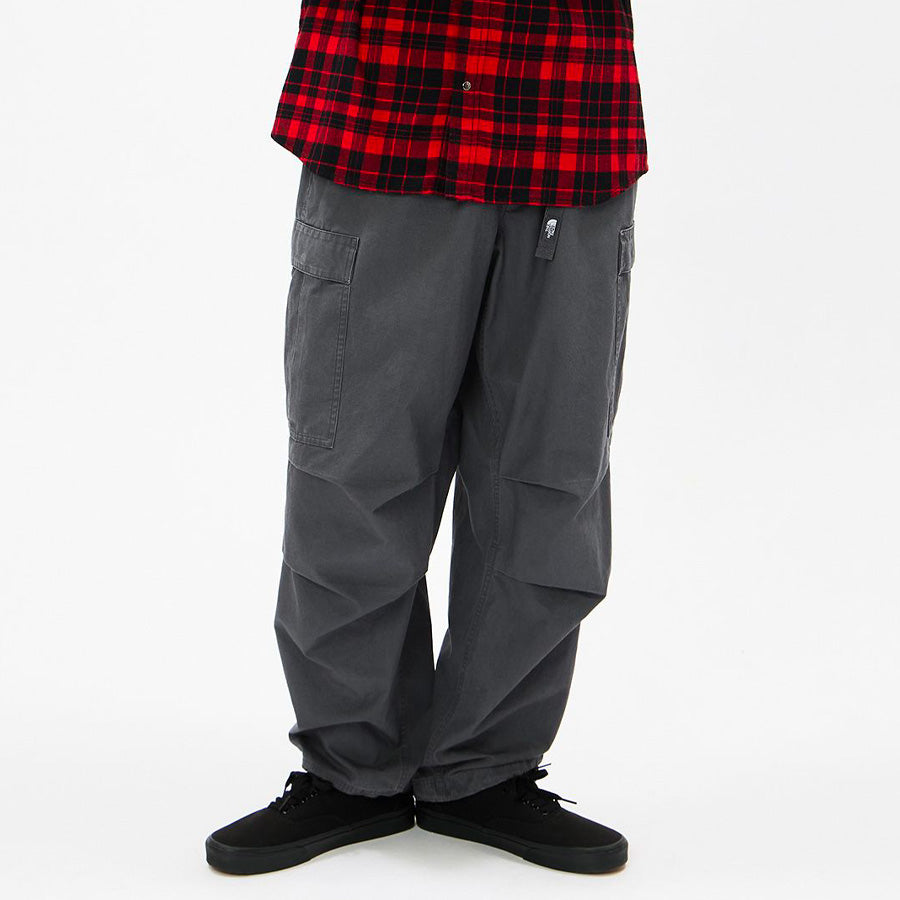 THE NORTH FACE ロックステディカーゴパンツ アスファルトグレー モデル着用 正面 NB32633