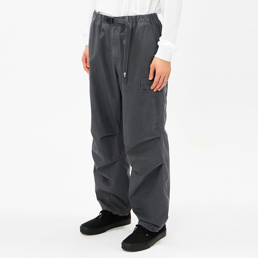THE NORTH FACE ロックステディカーゴパンツ アスファルトグレー モデル着用 左斜め NB32633