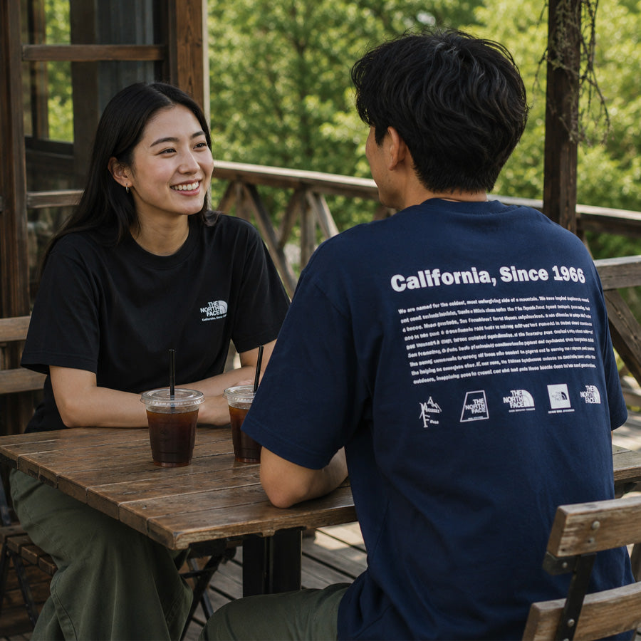 THE NORTH FACE ショートスリーブヒストリカルロゴティー モデル着用（男性：アーバンネイビー・女性：ブラック）