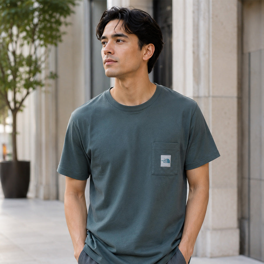 THE NORTH FACE ショートスリーブスクエアロゴポケットティー スレートグレー モデル着用