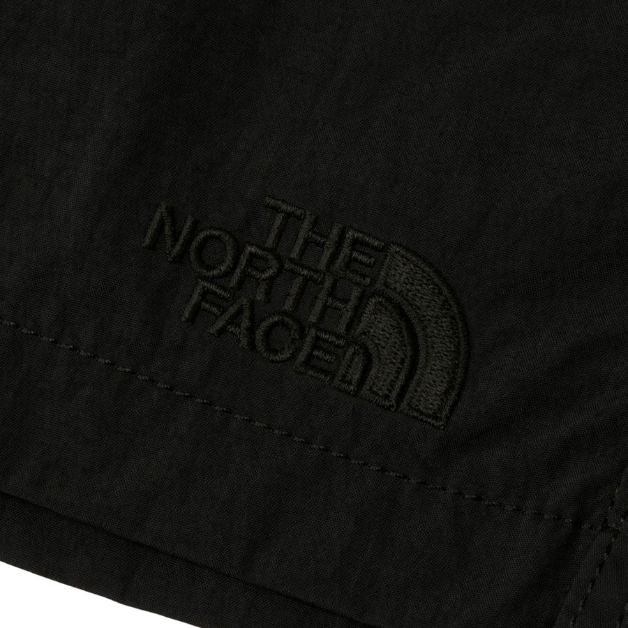 THE NORTH FACE バーサタイルミッド ブラック×ブラック 左裾ブランドロゴ刺繍拡大